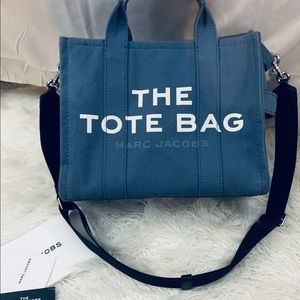 Marc Jacobs THE
SMALL TRAVELER TOTE BAG